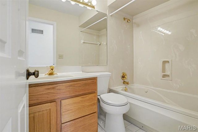 5022 Amber Place Drive, St Louis, MO 63128