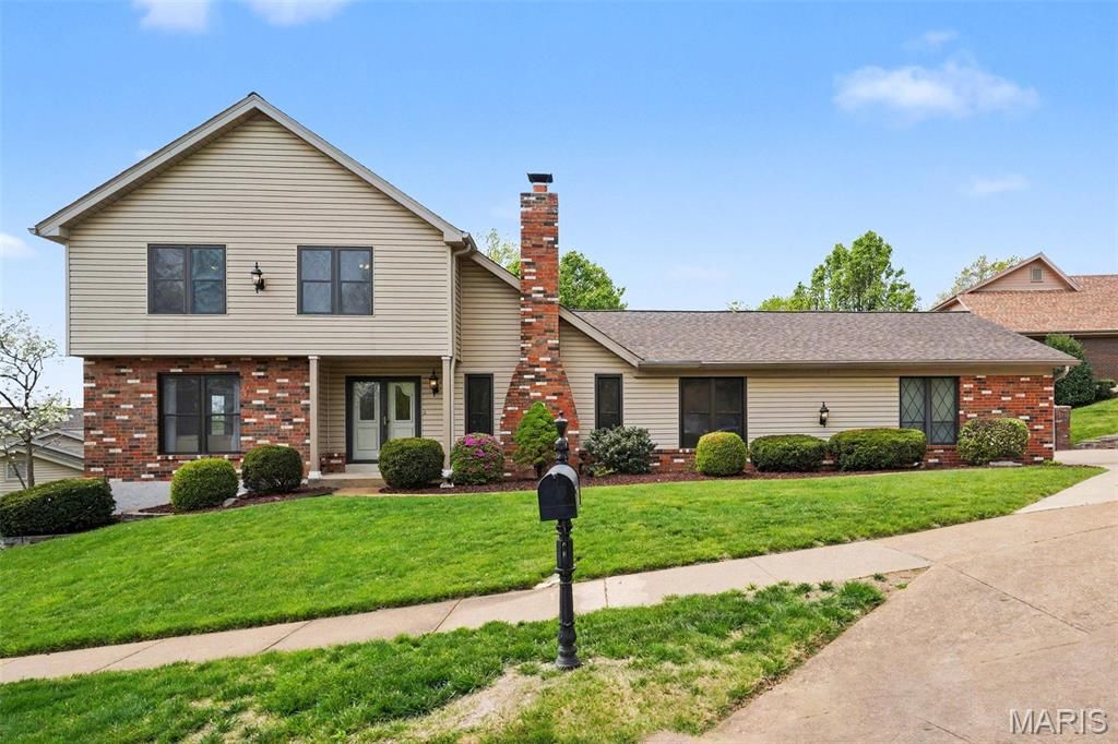 5022 Amber Place Drive, St Louis, MO 63128