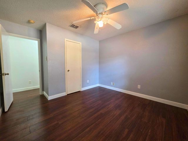 304 E Clover Park Drive, Fort Worth, TX 76140