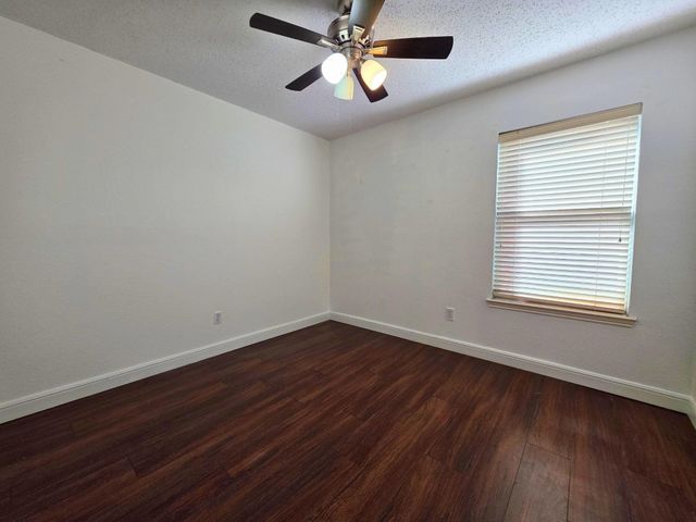 304 E Clover Park Drive, Fort Worth, TX 76140