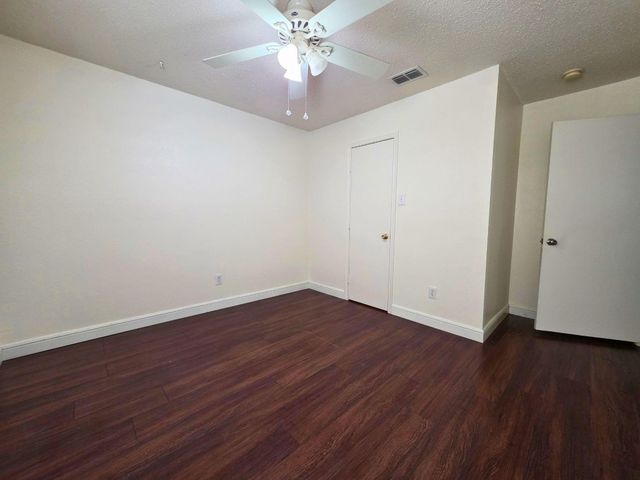 304 E Clover Park Drive, Fort Worth, TX 76140