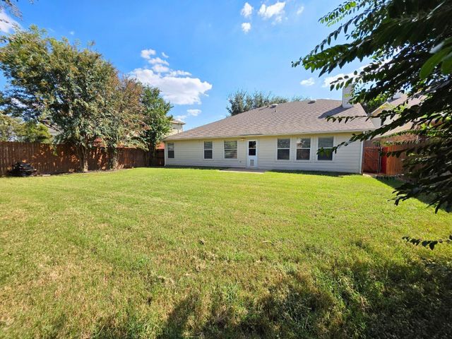 304 E Clover Park Drive, Fort Worth, TX 76140