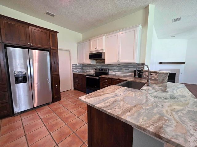 304 E Clover Park Drive, Fort Worth, TX 76140