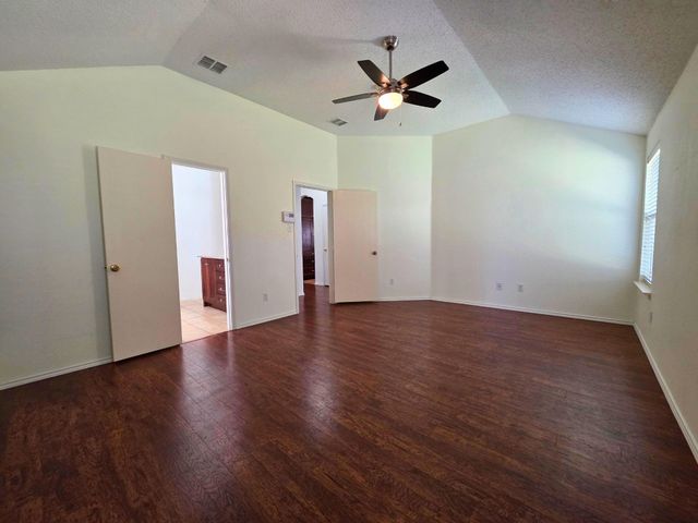 304 E Clover Park Drive, Fort Worth, TX 76140