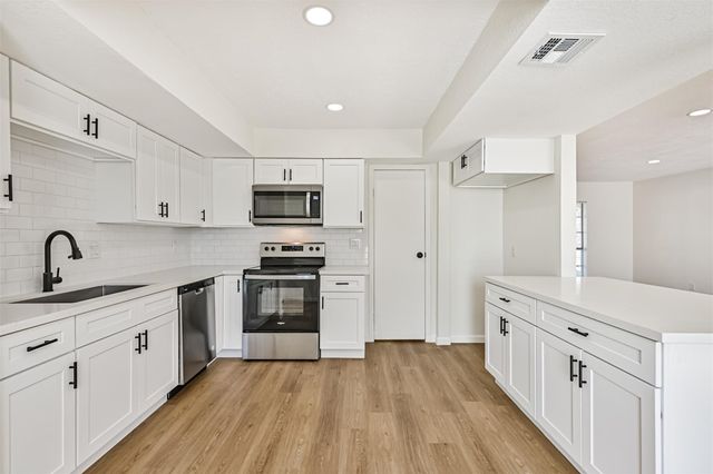425 E Castle Harbour Drive, Friendswood, TX 77546
