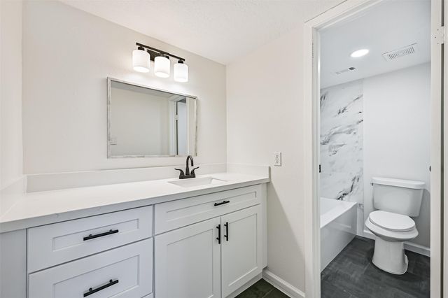 425 E Castle Harbour Drive, Friendswood, TX 77546