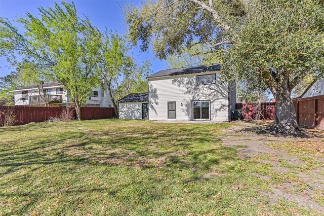 425 E Castle Harbour Drive, Friendswood, TX 77546
