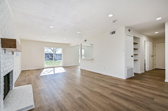 425 E Castle Harbour Drive, Friendswood, TX 77546