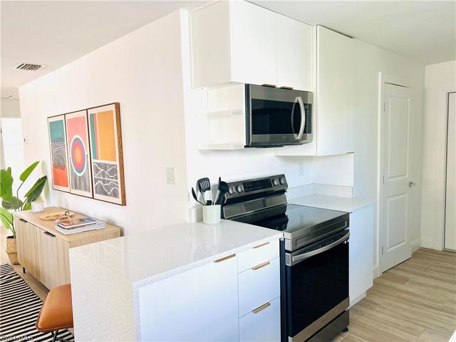 555 14th ST N, Naples, FL 34102