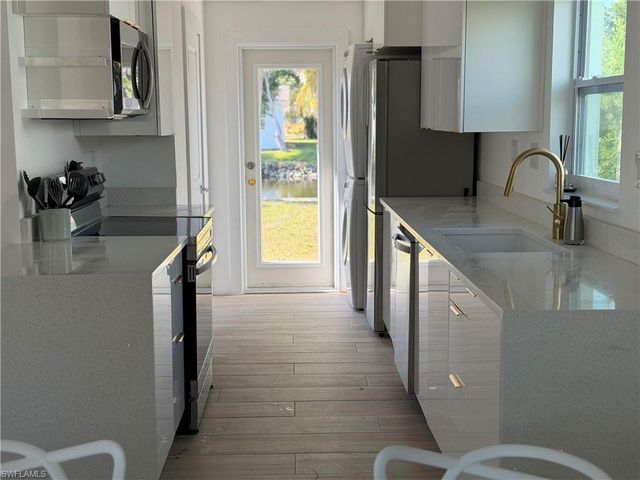 555 14th ST N, Naples, FL 34102