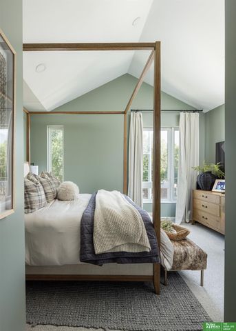 5321 Elmwood Plaza, Omaha, NE 68106