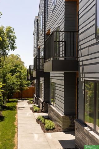 5321 Elmwood Plaza, Omaha, NE 68106