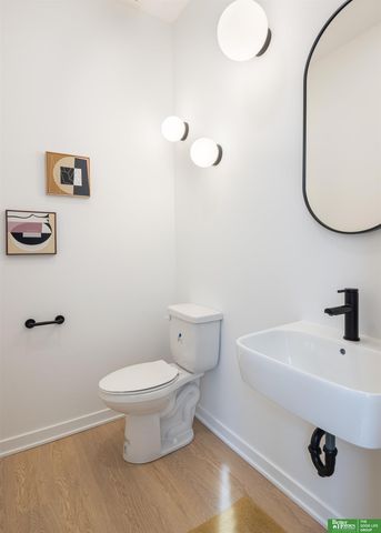 5321 Elmwood Plaza, Omaha, NE 68106