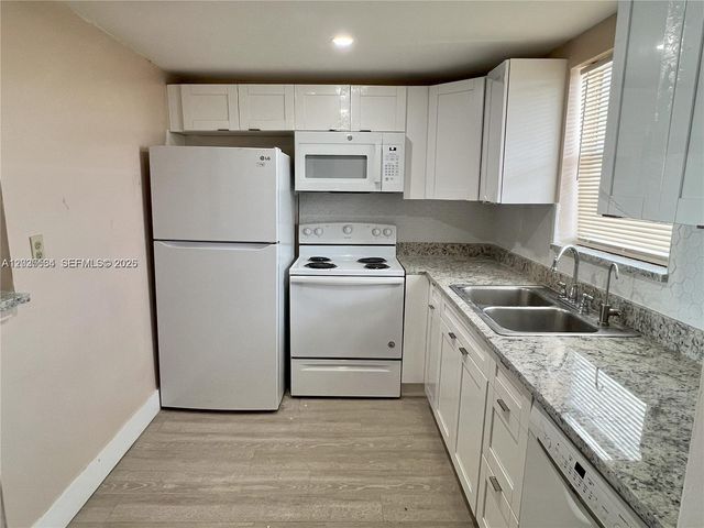 9351 Fontainebleau Blvd B403, Miami, FL 33172