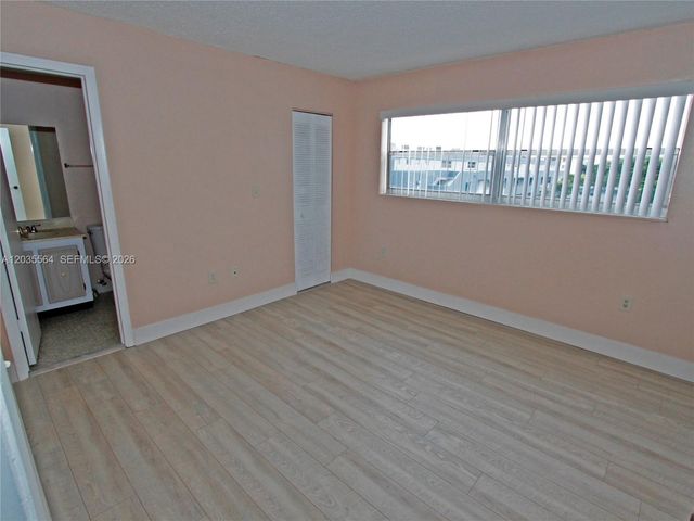 9351 Fontainebleau Blvd B403, Miami, FL 33172