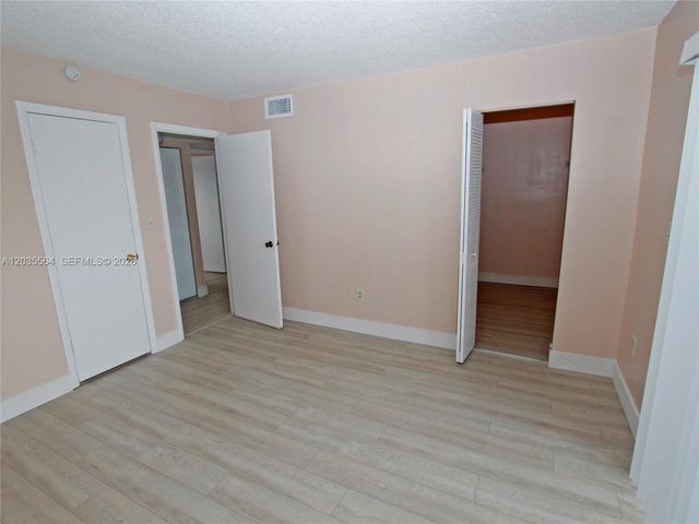 9351 Fontainebleau Blvd B403, Miami, FL 33172