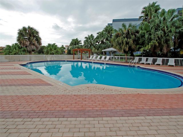 9351 Fontainebleau Blvd B403, Miami, FL 33172