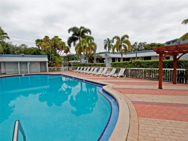 9351 Fontainebleau Blvd B403, Miami, FL 33172