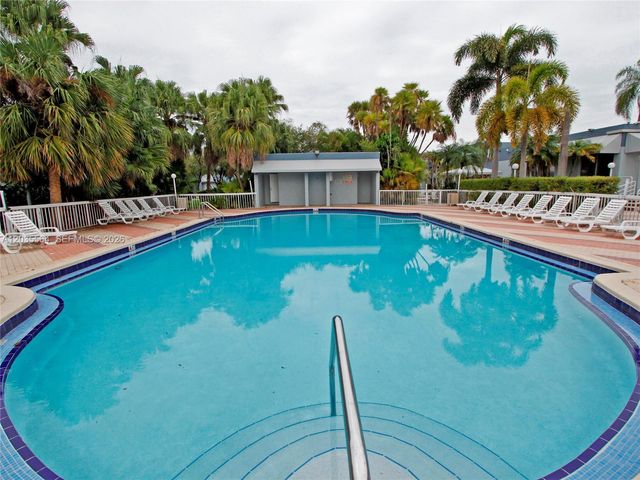 9351 Fontainebleau Blvd B403, Miami, FL 33172