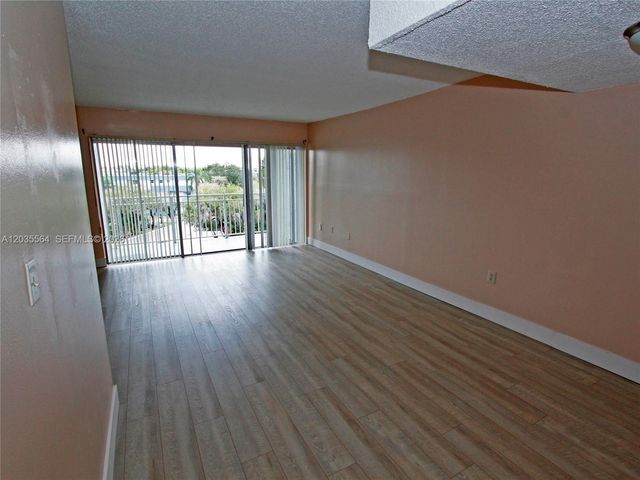 9351 Fontainebleau Blvd B403, Miami, FL 33172