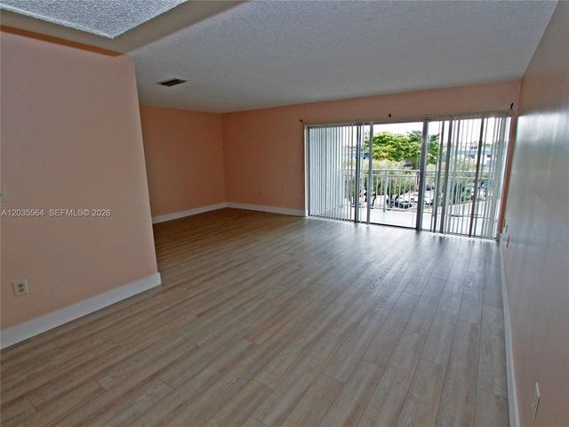 9351 Fontainebleau Blvd B403, Miami, FL 33172