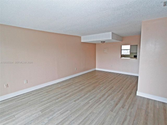 9351 Fontainebleau Blvd B403, Miami, FL 33172