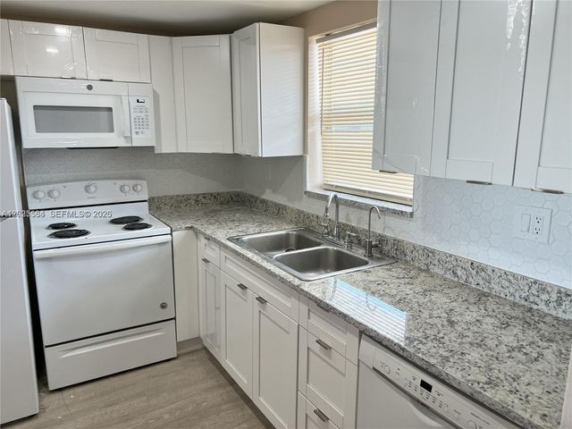 9351 Fontainebleau Blvd B403, Miami, FL 33172