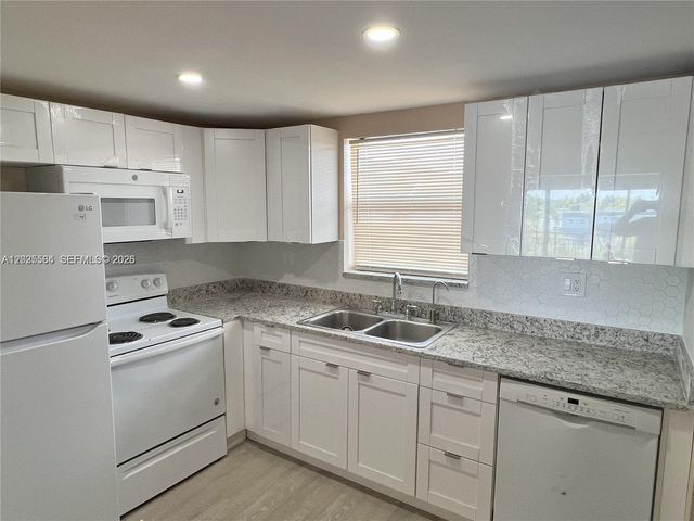 9351 Fontainebleau Blvd B403, Miami, FL 33172