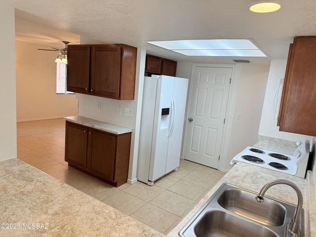 6041 N Reliance Drive, Tucson, AZ 85704