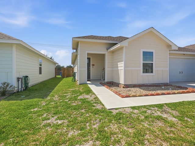 106 Montego Dr, Rockport, TX 78382
