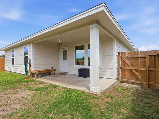 106 Montego Dr, Rockport, TX 78382