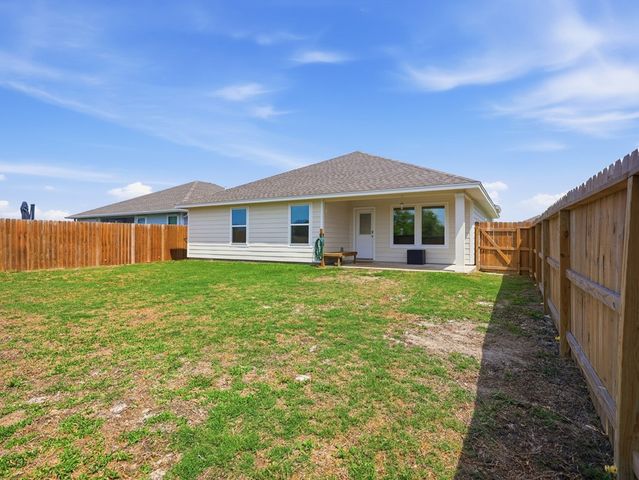 106 Montego Dr, Rockport, TX 78382