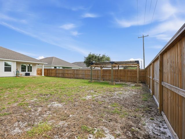 106 Montego Dr, Rockport, TX 78382
