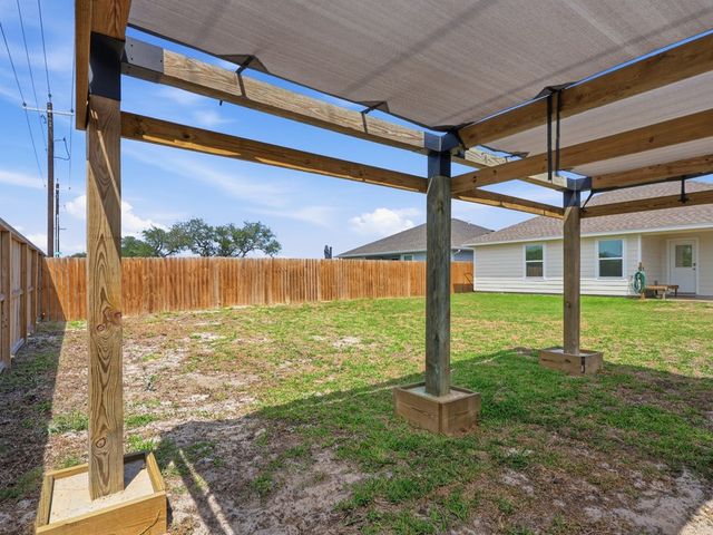 106 Montego Dr, Rockport, TX 78382