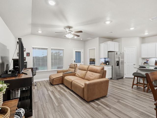106 Montego Dr, Rockport, TX 78382
