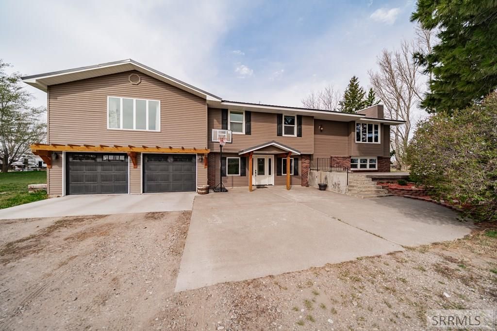 Image 3 of property listing at 1036 N 1100 E, Shelley, ID 83274