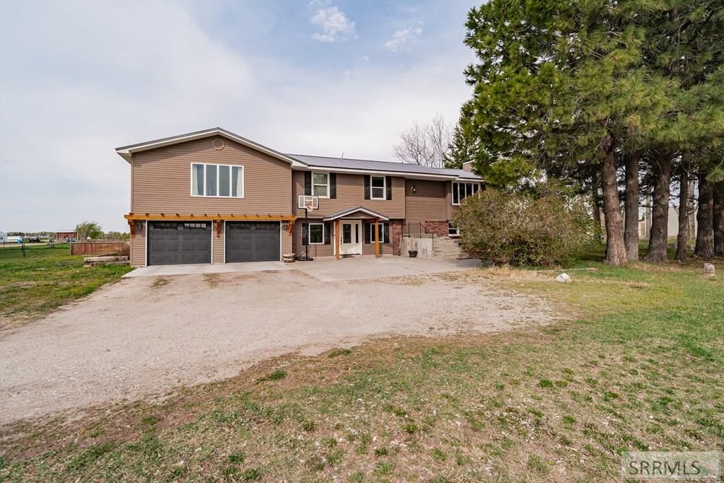 Image 4 of property listing at 1036 N 1100 E, Shelley, ID 83274