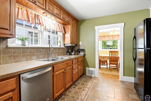 1257 SW Plass AVE, Topeka, KS 66604