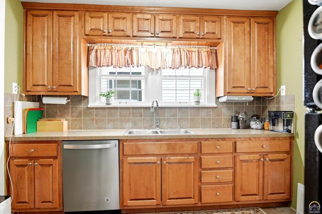 1257 SW Plass AVE, Topeka, KS 66604
