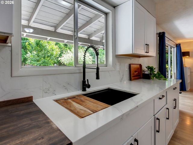 10210 Sw CRESTWOOD Ct, Beaverton, OR 97008
