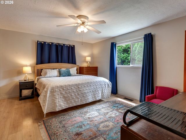 10210 Sw CRESTWOOD Ct, Beaverton, OR 97008
