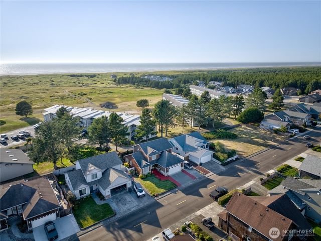 2611 Sea Crest Avenue N, Long Beach, WA 98631