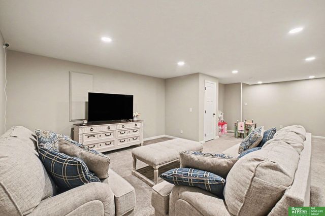 11004 Hardwood Drive, Papillion, NE 68046