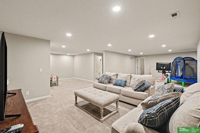 11004 Hardwood Drive, Papillion, NE 68046