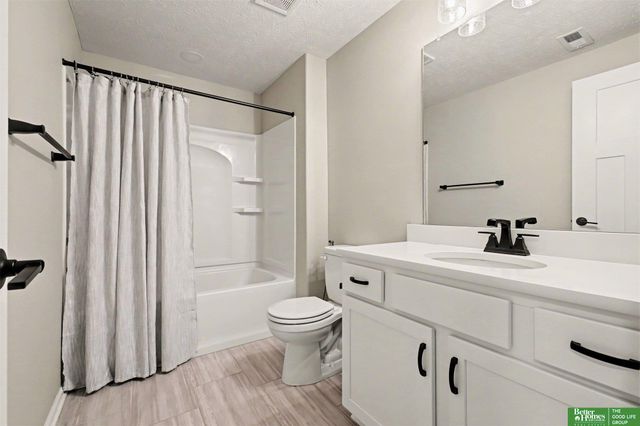 11004 Hardwood Drive, Papillion, NE 68046