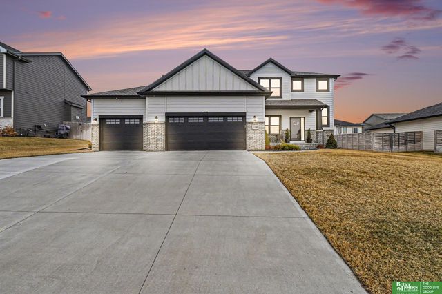11004 Hardwood Drive, Papillion, NE 68046