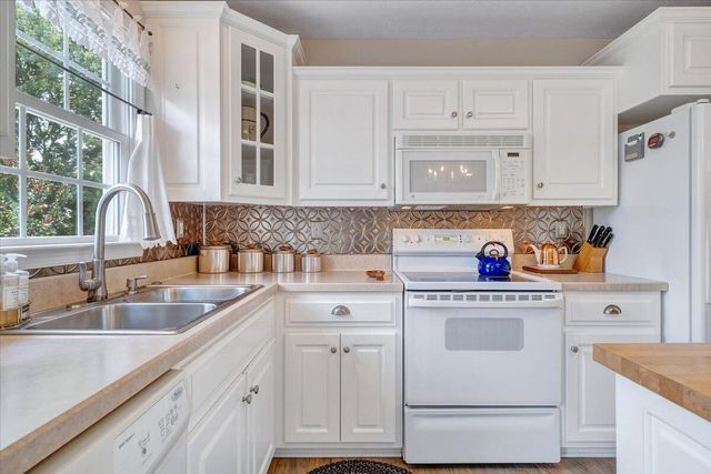 1700 Bluewater DR, Moneta, VA 24121
