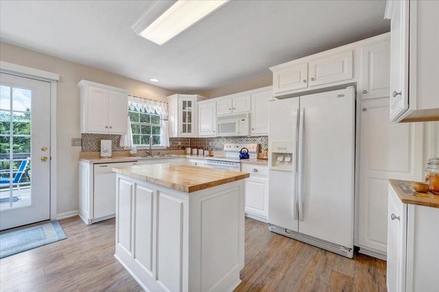 1700 Bluewater DR, Moneta, VA 24121