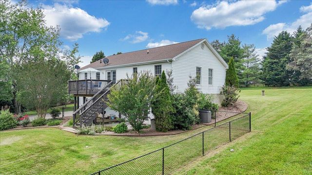 1700 Bluewater DR, Moneta, VA 24121