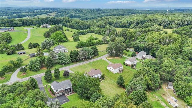1700 Bluewater DR, Moneta, VA 24121